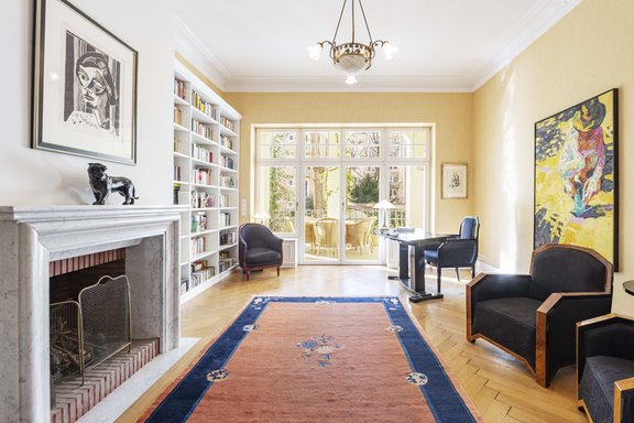 Bedroom with loggia access