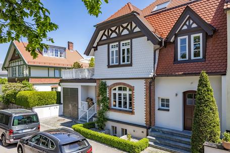 Rarity: Spacious historic villa half from 1899 for individual interior design