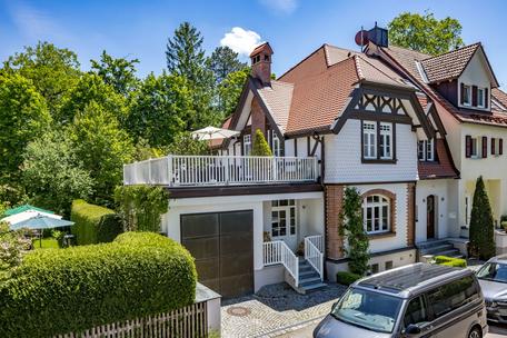 Rarity: Spacious historic villa half from 1899 for individual interior design