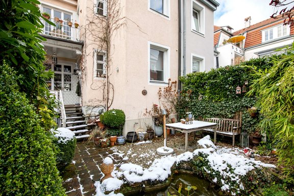 Garden with seating area