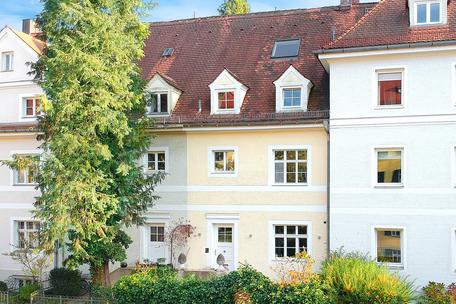 Rarity: Historic townhouse with enchanting ambience and idyllic small south garden
