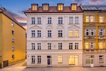 Historic elegance meets the highest quality: a historic mansion with 7 residential and 2 commercial units
