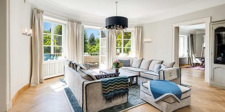 Rarity in the heart of Starnberg: Stunning old villa with 14 rooms, pool and Alpine views