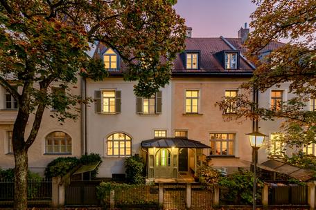 Rarity in an idyllic top location: Charming Gerner town house from around 1900 with west-facing garden