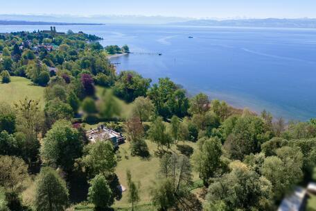 A rare find with Alpine views and lake access: An iconic architect-designed villa offering a high degree of privacy