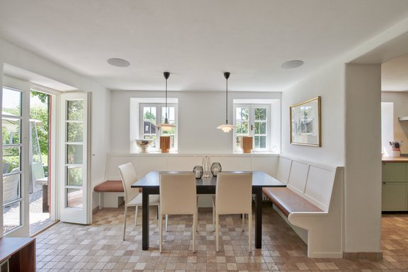 Garden kitchen with corner bench