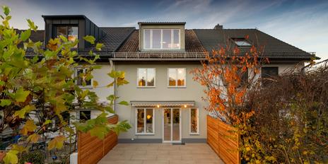Stylish and ready to move into: 6-room townhouse in Gern with south-facing garden and dream view