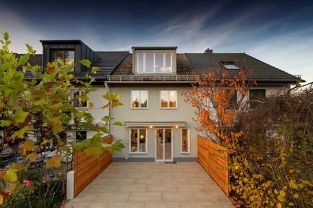 Stylish and ready to move into: 6-room townhouse in Gern with south-facing garden and dream view