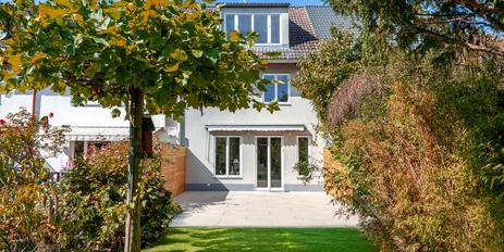 Stylish and ready to move into: 6-room townhouse in Gern with south-facing garden and dream view