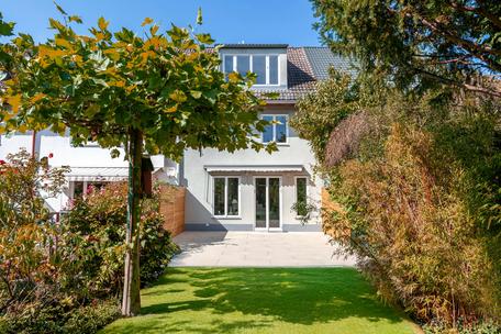 Stylish and ready to move into: 6-room townhouse in Gern with south-facing garden and dream view