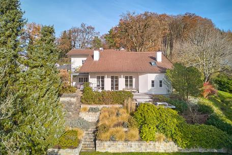 Spacious wonder with a wonderful view and dream garden: High-quality modernized family home