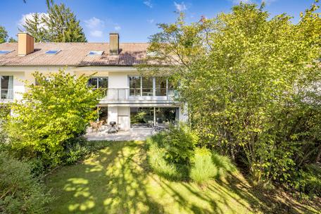 Space miracle for redesign: family home with 7 rooms in Riemerling's prime location