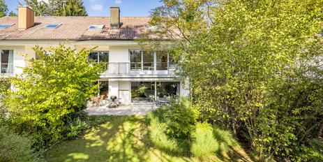 Space miracle for redesign: family home with 7 rooms in Riemerling's prime location