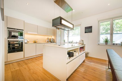 Hochwertige Küche mit Kochblock