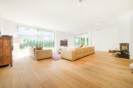 Wohnzimmer mit offenem Kamin