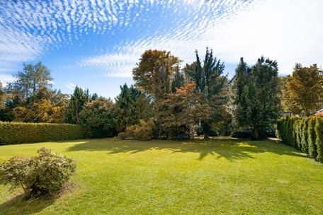 Quiet location on the high banks of the Isar: building plot of 1,240 m² with ideal orientation