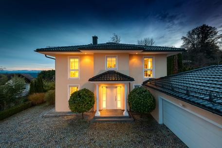 Quiet country idyll: Spacious villa with high-quality furnishings and dreamlike garden