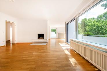 Beautifully renovated 3-room terrace apartment with open fireplace and ideal floor plan in prime location