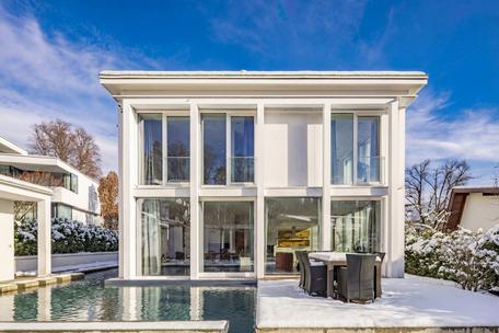 Lake and mountains: Stylish three-story apartment with a house-within-a-house feel and a charming garden