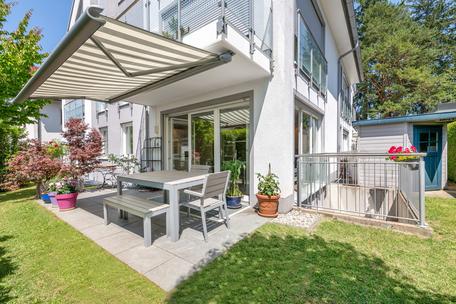 Helle, moderne Gartenwohnung über zwei Ebenen mit Solarthermie