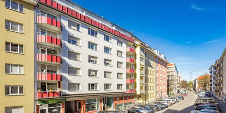 Residential and commercial building: 55 residential and 3 commercial units with interesting potential in a good location