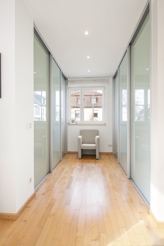 Dressing room with made-to-measure fixtures