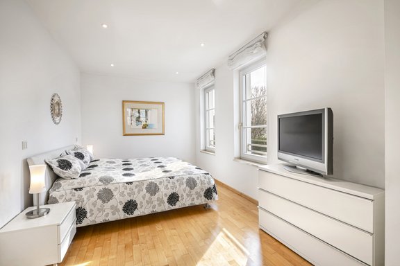 Quiet master bedroom