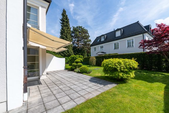 Well maintained garden with terrace