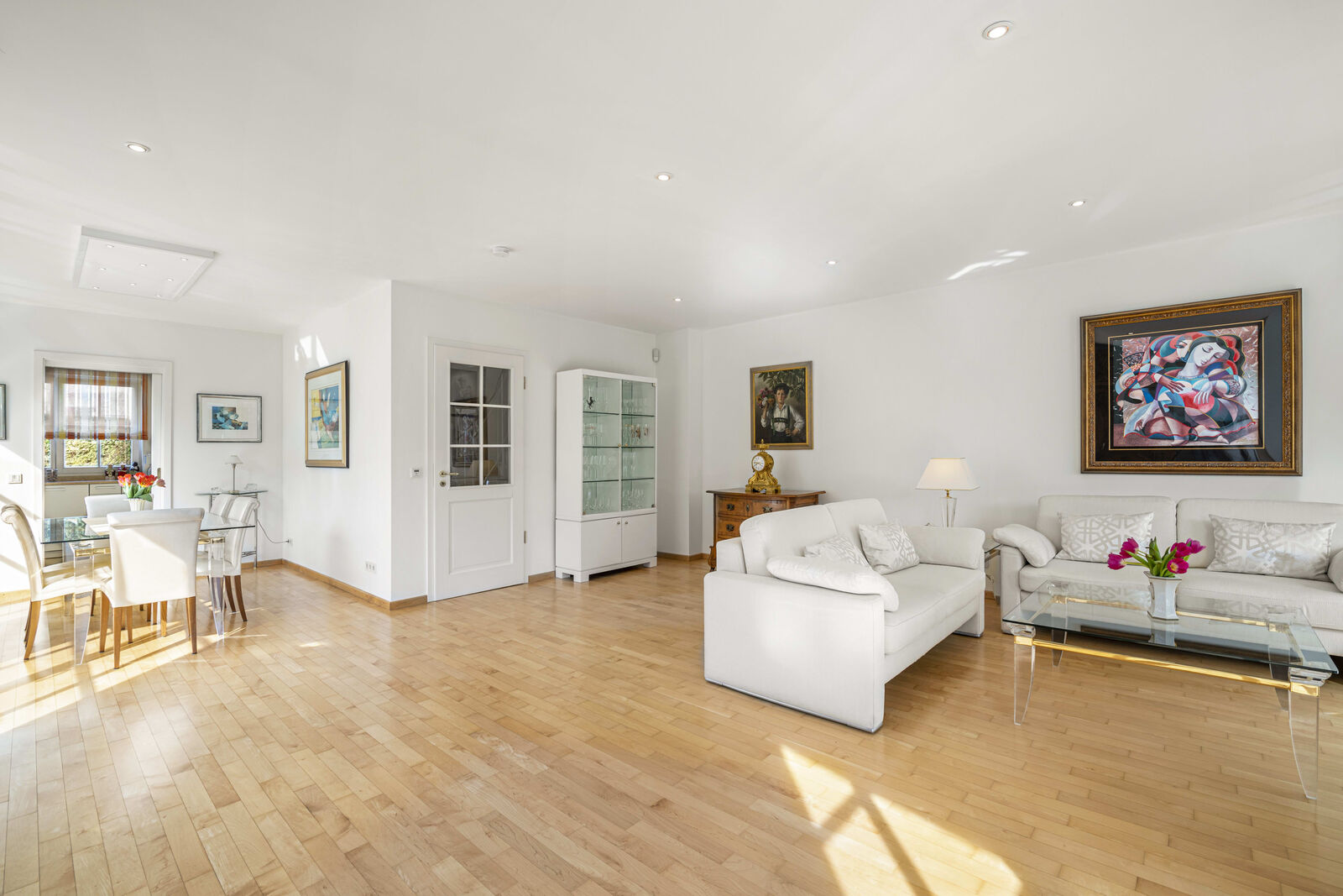 Open plan living/dining area