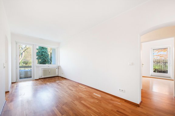 Heller Essbereich mit Loggia