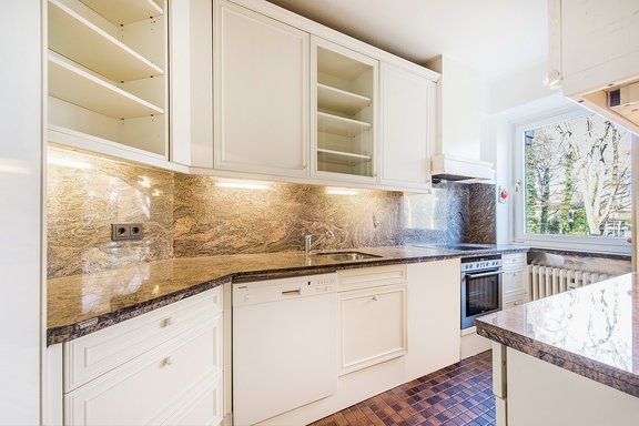 Weiße Einbauküche mit Speisekammer