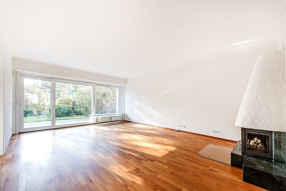 Großzügiger Wohnbereich mit Kamin und Terrassenzugang