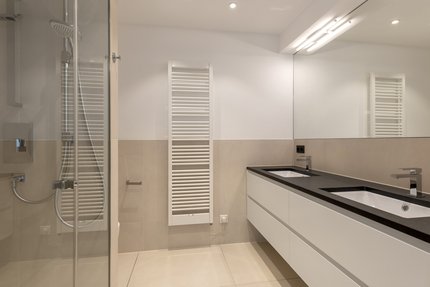 Kinderbad mit Doopelwaschtisch und Walk-in-Dusche