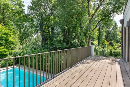 Sonniger Balkon mit Blick ins Grüne