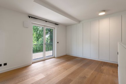 Masterschlafzimmer mit Blick ins Grüne