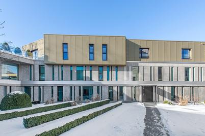 Sonnige Gartenwohnung mit exklusiver Ausstattung in futuristischem Baudenkmal am Schlosspark