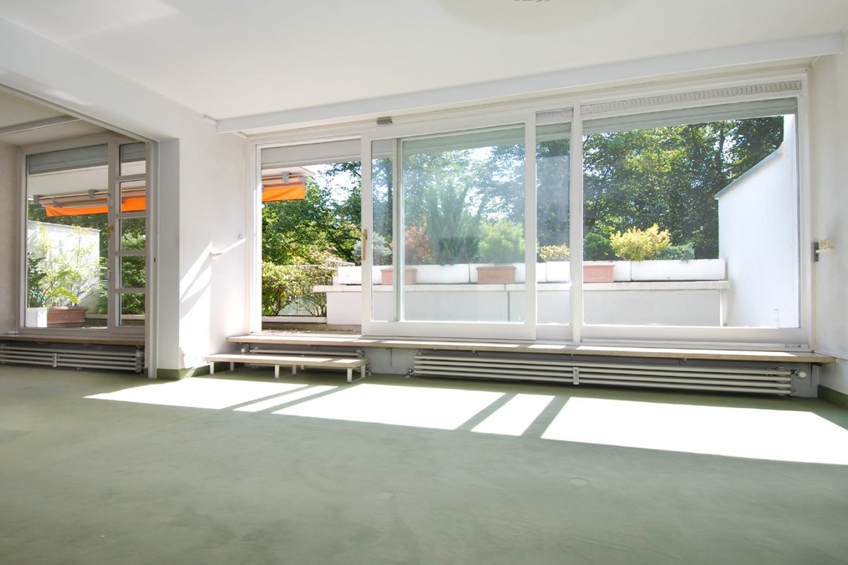 Wohnzimmer mit großer Sonnenterrasse