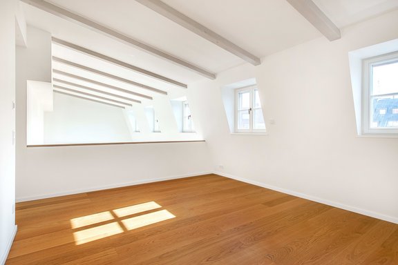 Lichterfüllte Galerieebene mit Innenhofausrichtung