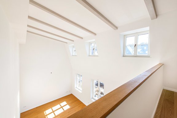 Blick von Galerieebene in den Wohnbereich