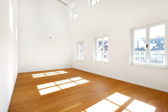 Wohnbereich mit repräsentativer Deckenhöhe