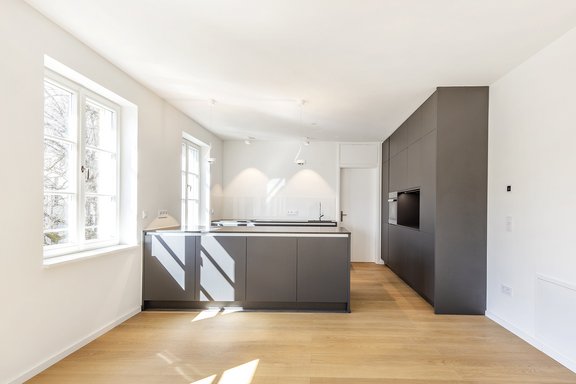 Stylische Einbauküche mit Markengeräten