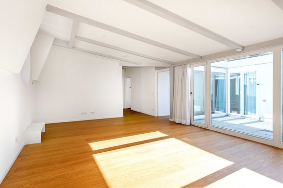 Masterschlafzimmer mit Zugang zum Atrium