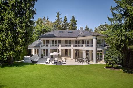 Spectacular architecture & an exclusive location on the edge of the forest: A breathtaking villa with an indoor pool and spa