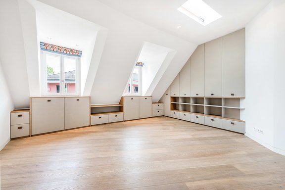 Light spacious guest room