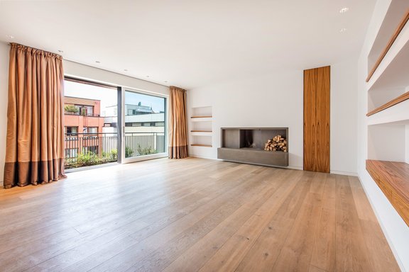 Prestigious living area with open fireplace