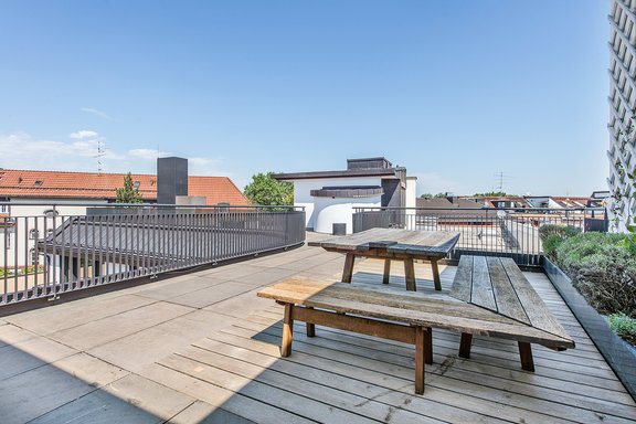 Cosy dining area with dumbwaiter