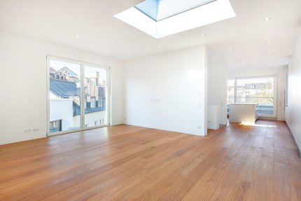 Living-dining area with open-plan kitchen