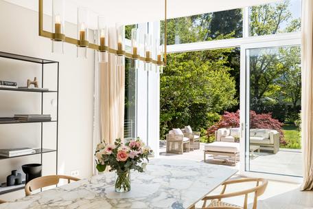 Spectacular villa with park-like south-facing garden, elevator, indoor pool and underground garage