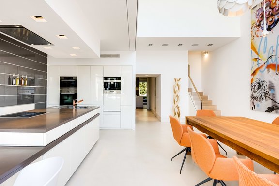 Open cooking and eating