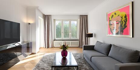 Style and Charm: Furnished 2.5-room apartment with a balcony in a prime location in Bogenhausen